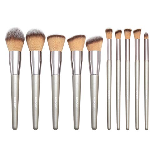 A Handy Set of Makeup Brushes