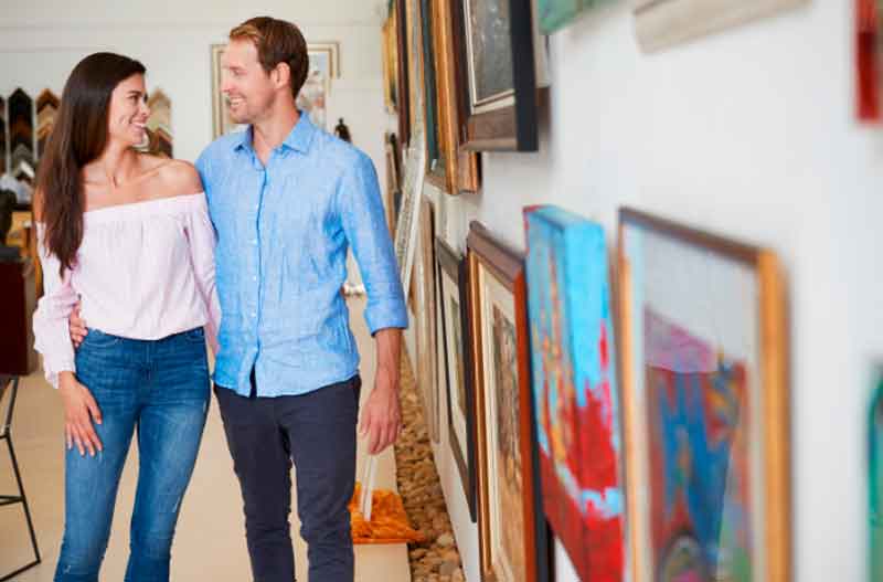 Couple visiting a gallery