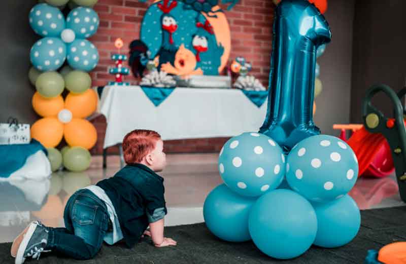 1-year-old-birthday-party-with-balloons